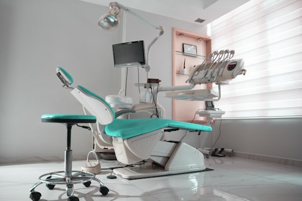 Sillón dental moderno de Clínica Dental Sonrisa